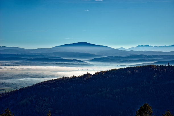 在一个寒冷的日子里在高山上图片下载