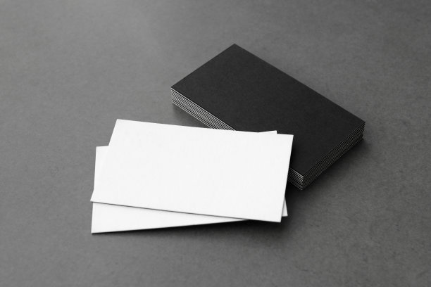 黑色背景的名片。图片下载