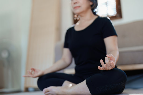 缓解压力，肌肉放松，呼吸练习，锻炼，冥想，年轻的亚洲女性通过练习瑜伽放松她的身体。图片下载