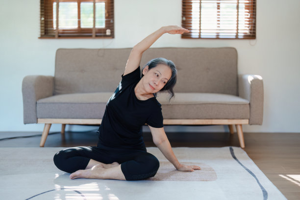 缓解压力，肌肉放松，呼吸练习，锻炼，冥想，年轻的亚洲女性通过练习瑜伽放松她的身体。图片下载