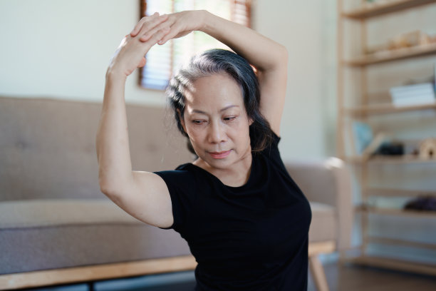 缓解压力，肌肉放松，呼吸练习，锻炼，冥想，年轻的亚洲女性通过练习瑜伽放松她的身体。图片下载