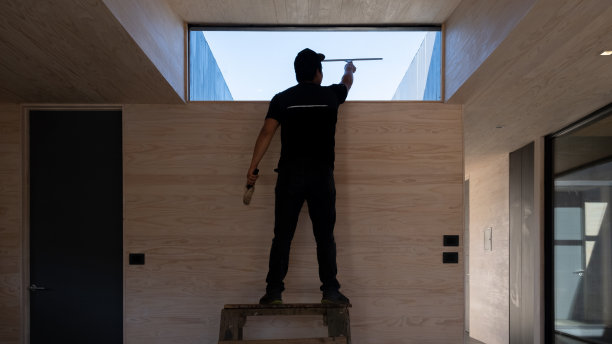 清洁窗户的男人，高窗户，清洁房子的男人图片下载