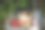 两个可爱的男孩坐在汽车后备箱里，然后和父母一起去度假。两个孩子期待着一次公路旅行或旅行。在学校放暑假。家庭自驾游图片下载
