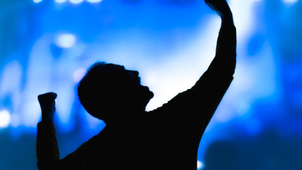 一个男人的剪影与音乐会舞台灯光图片下载