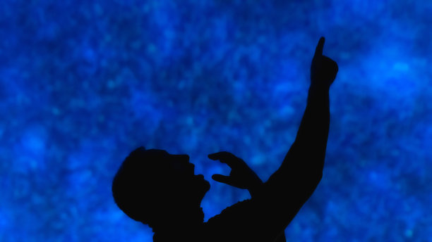 一个男人的剪影银河星空。图片下载