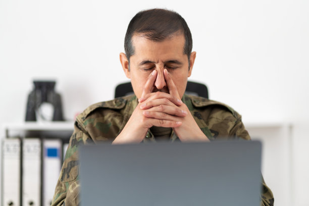 男性士兵看起来很紧张图片下载
