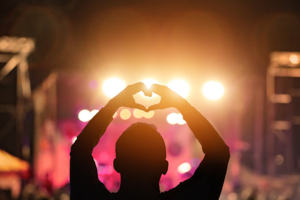 一个男人的剪影与音乐会舞台灯光图片下载