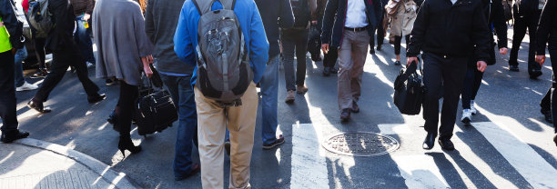 成群的通勤者在城市中穿行图片下载