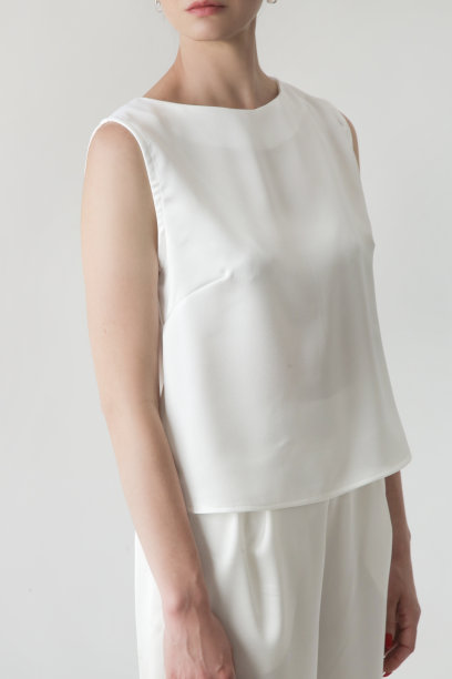 工作室拍摄的女模特穿着白色丝绸无袖上衣图片下载