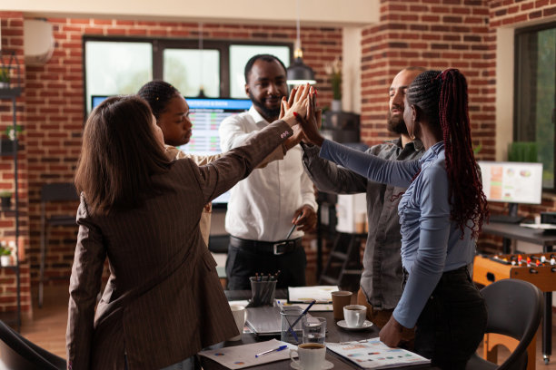 快乐兴奋的商人举起双手庆祝生意上的成就图片下载