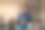 中年男子在家里用智能手机喝咖啡图片下载
