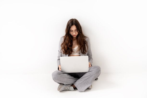 年轻的女孩学习在线聊天会议使用笔记本电脑。影棚拍摄。女大学生远程学习。图片下载