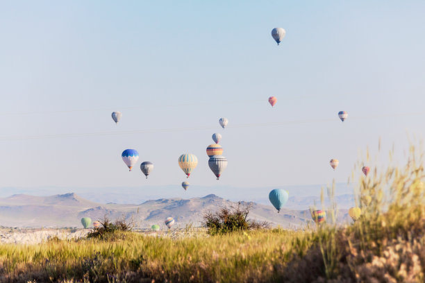 在土耳其度假，夏天观看卡帕多西亚热气球图片下载