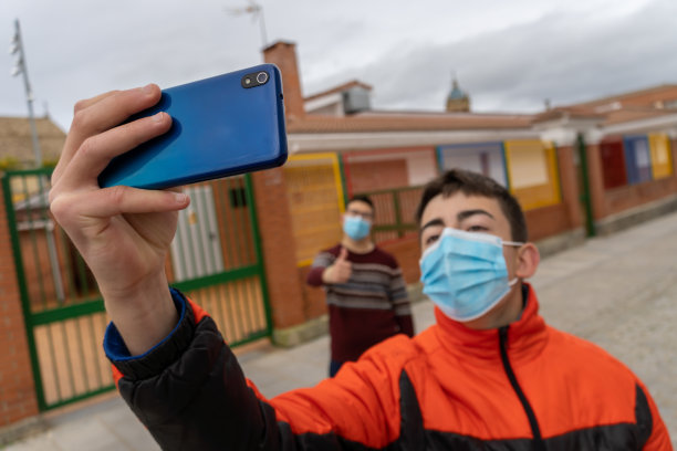 戴着口罩的朋友在自拍图片下载