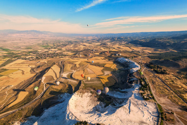 在土耳其度假的棉花城堡热气球在夏天位于Pamukkale图片下载
