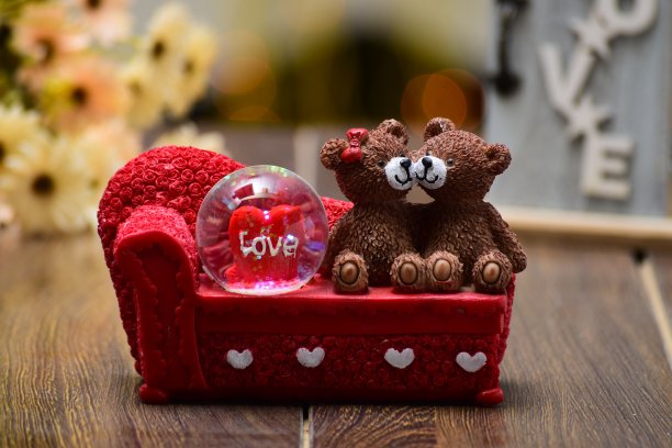 可爱的小熊雕像作为情人节礼物图片下载