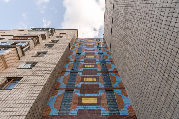 苏联住宅的面板公寓楼的外立面墙，内衬抽象的莫扎伊风格和釉面瓷砖。自底向上的视图。图片下载