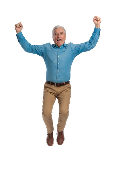 热情的老人，双手举过头顶，又跳又笑图片下载