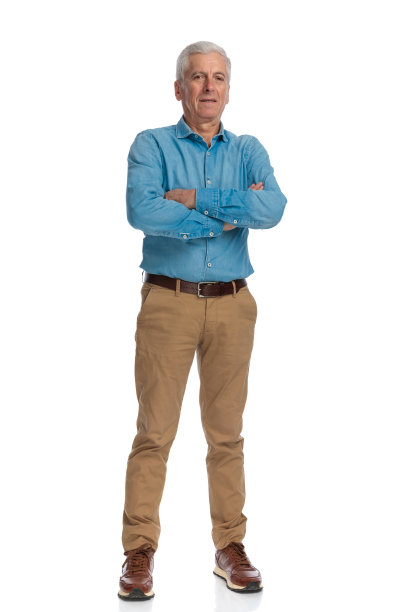 白发苍苍的老人交叉双臂，站着摆姿势图片下载