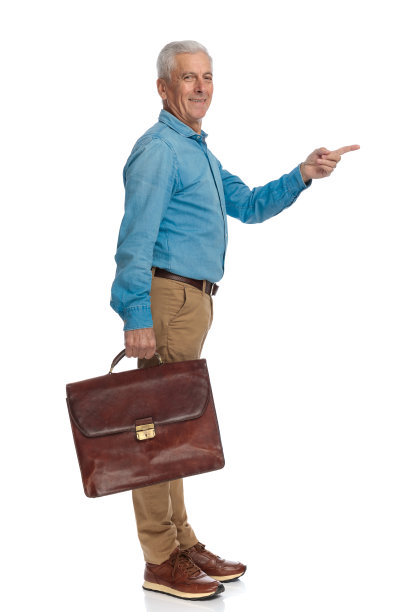 快乐的男子与灰色的头发拿着公文包，微笑着，手指指向一边图片下载