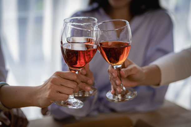 在晚餐或高级餐厅邀请一杯葡萄酒为好朋友庆祝。图片下载