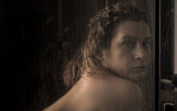 浴室里的半裸湿女人图片下载