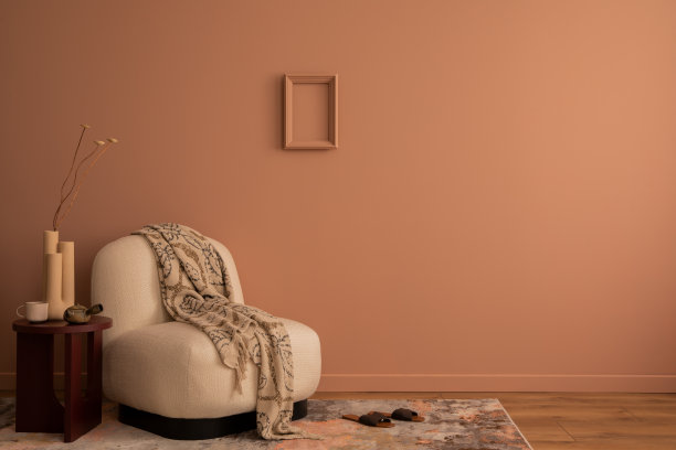 客厅内部的复制空间，框架，米色扶手椅，咖啡桌，时尚格纹，花纹地毯，干花花瓶和个人配饰的创意构成。家居装饰。模板。图片下载