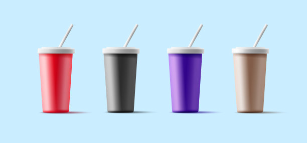 一套现代彩色3D杯，供饮用。装有管子的封闭杯。对于一个咖啡馆、快餐的广告概念。清凉饮料。图片下载