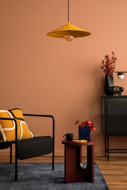 温暖舒适的客厅内部，黑色扶手椅，圆形咖啡桌，花纹枕头，玻璃马桶，海军蓝地毯，花瓶干花和个人配件。家居装饰。模板。图片下载