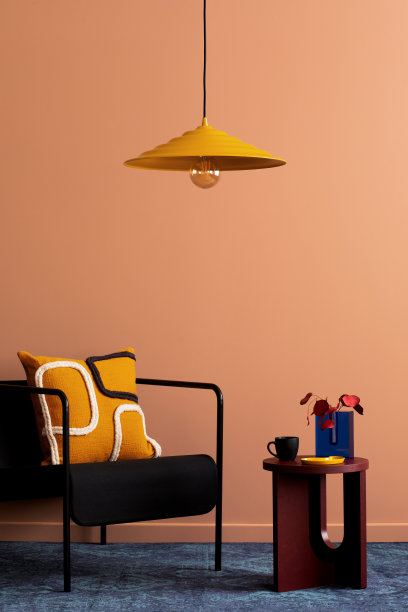 温暖舒适的客厅内部，黑色扶手椅，圆形咖啡桌，花纹枕头，海军蓝地毯，花瓶干花和个人配饰。家居装饰。模板。图片下载