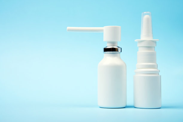 鼻喷雾剂瓶在蓝色背景与复制空间图片下载