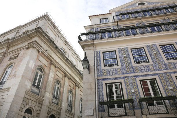 典型的复古葡萄牙立面与白色窗户图片下载