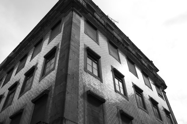 典型的复古葡萄牙立面与白色窗户图片下载