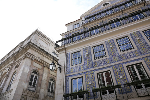 典型的复古葡萄牙外墙与白色窗户图片下载