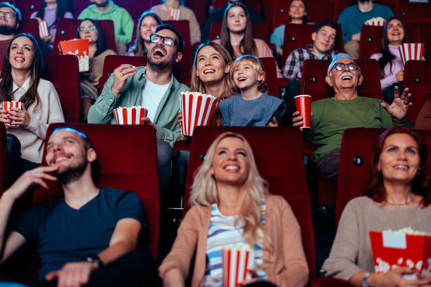 欢乐的家庭在电影院。图片下载