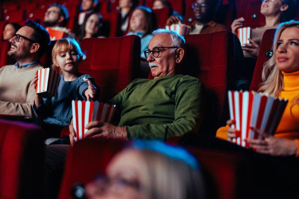 爷爷和孙子在电影院里亲密无间。图片下载