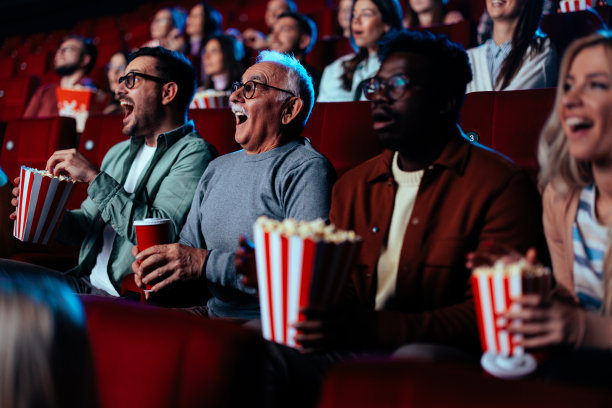电影院里形形色色的朋友。图片下载