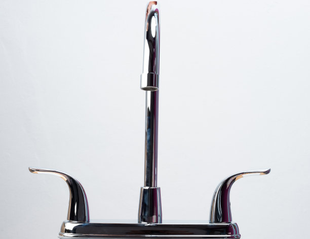 镀铬闪亮的厨房水龙头图片下载