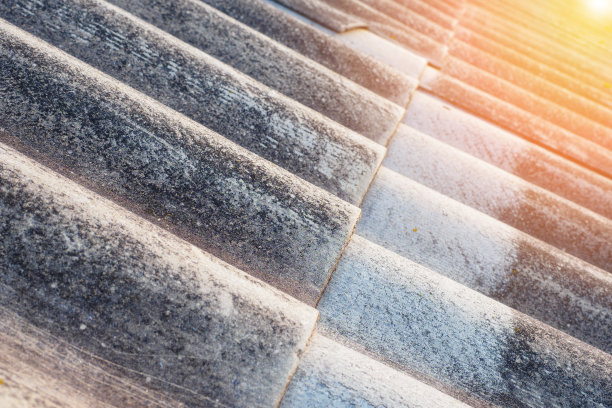 旧石板的纹理。用石棉制成的废弃的屋顶或屋顶覆盖物背景的特写镜头。图片下载