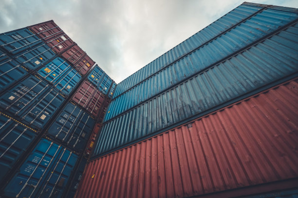 从地面上看，用于海外运输的集装箱高堆叠。物流供应链管理与国际货物出口概念。图片下载