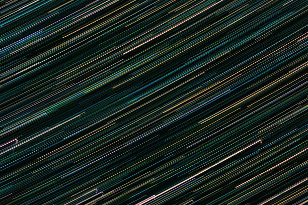 夜空中恒星和行星的痕迹。天体运动的发光轨迹。抽象的背景。图片下载