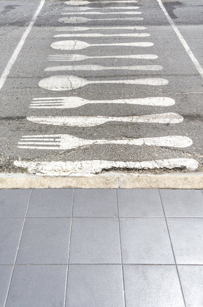 通往餐厅的人行横道。勺、刀、叉是画在路上的。人行横道图片下载