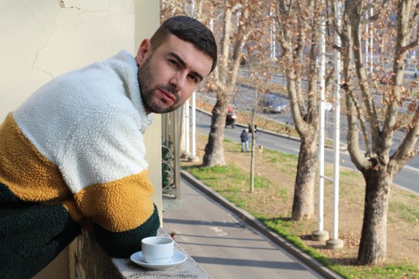 男人在喝早上的咖啡图片下载