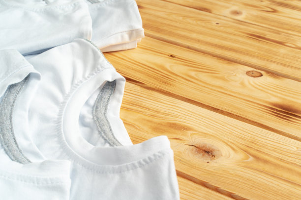 白色t恤的特写图片下载