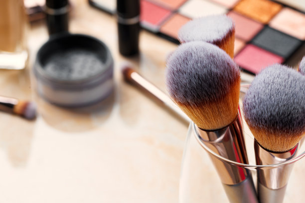 化妆间梳妆台上的装饰性化妆品和工具图片下载