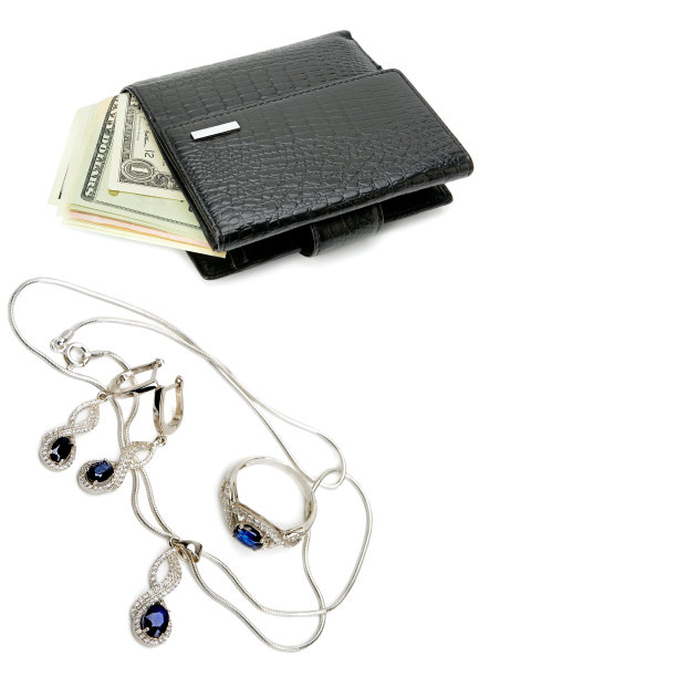 钱包与美元和珠宝设置孤立的白色背景。拼贴画。文本的空闲空间。图片下载