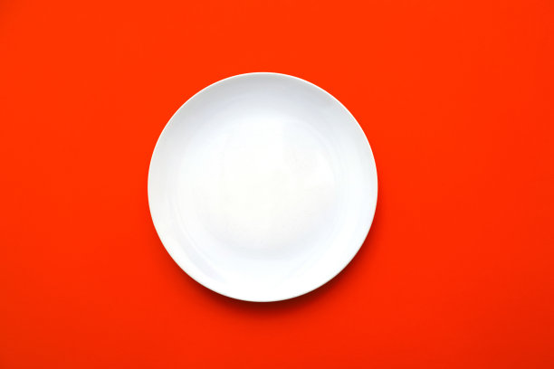 白色空板与空白表面上明亮的红色背景，顶视图图片下载