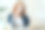 迷人的女商人镜头集中在笔记本电脑显示器上，目光严重集中，戴视力矫正眼镜，看训练视频，喝热饮图片下载