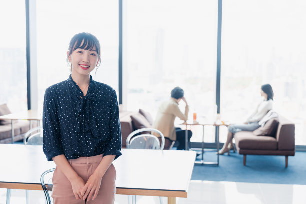 女子在酒店休息室地板上放松图片下载