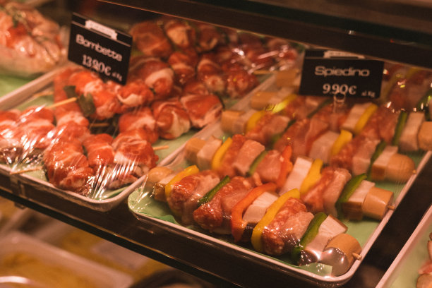 在市场上烤肉和蔬菜图片下载